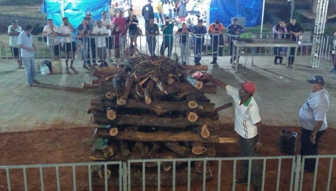 Passagem dos fiéis pelo Tapete de Brasas da Fogueira de São João - Imagem: passagemfogueira1-02072019.jpg