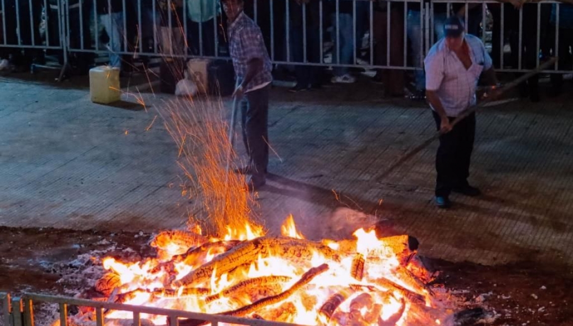 Passagem dos fiéis pelo Tapete de Brasas da Fogueira de São João - Imagem: passagemfogueira11-02072019.jpg