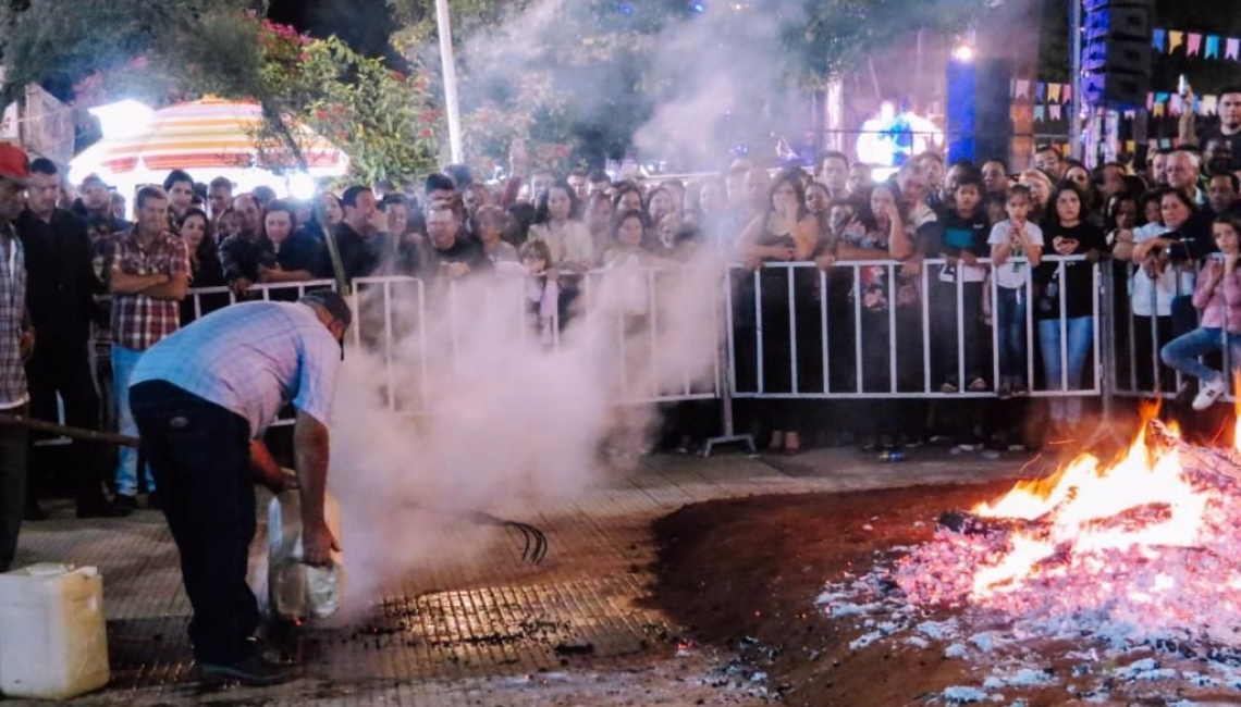 Passagem dos fiéis pelo Tapete de Brasas da Fogueira de São João - Imagem: passagemfogueira12-02072019.jpg