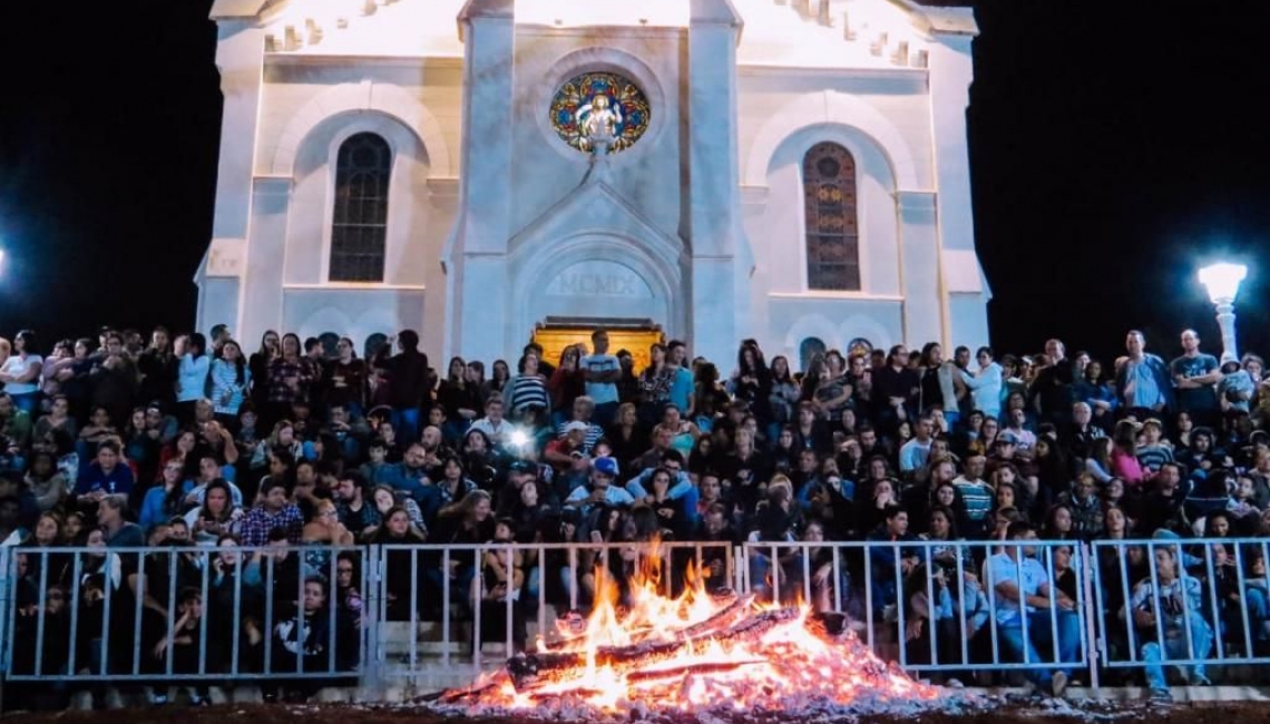 Passagem dos fiéis pelo Tapete de Brasas da Fogueira de São João - Imagem: passagemfogueira13-02072019.jpg