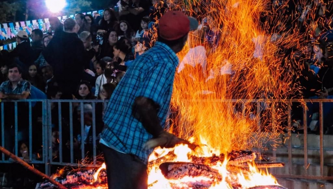 Passagem dos fiéis pelo Tapete de Brasas da Fogueira de São João - Imagem: passagemfogueira8-02072019.jpg